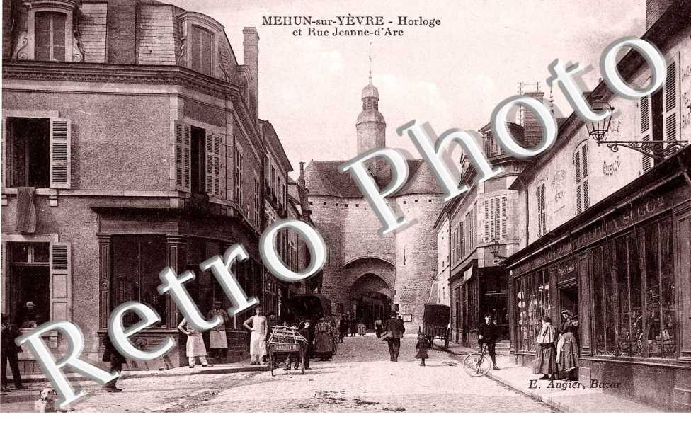 horloge et rue jeanne d'arc