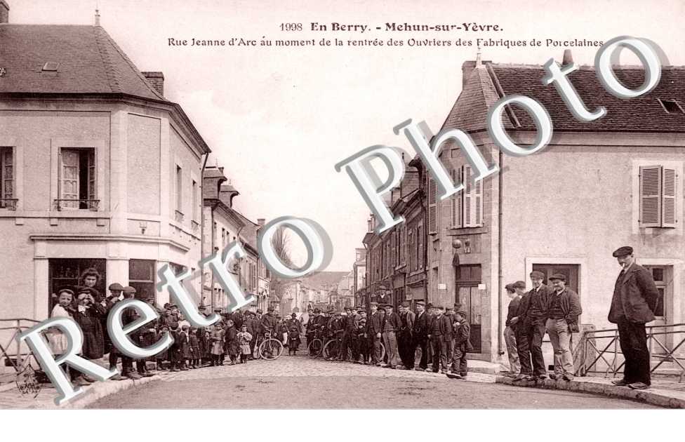 rue jeanne d'arc au moment de la rentree des ouvriers des fabriques de porcelaines