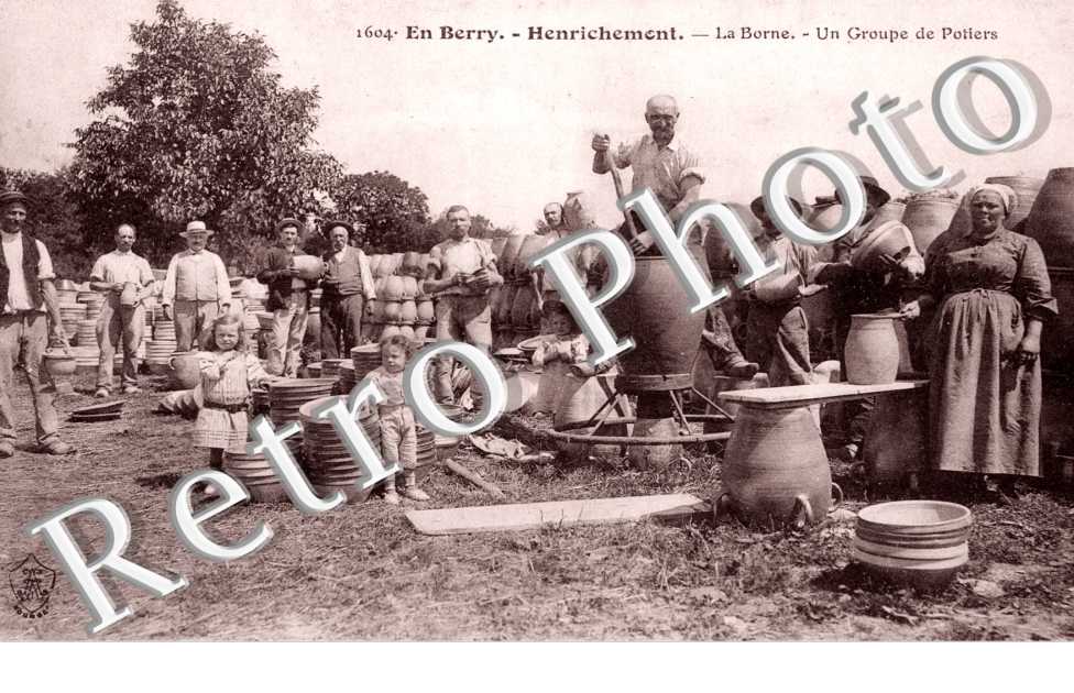 LA BORNE - un groupe de potiers  