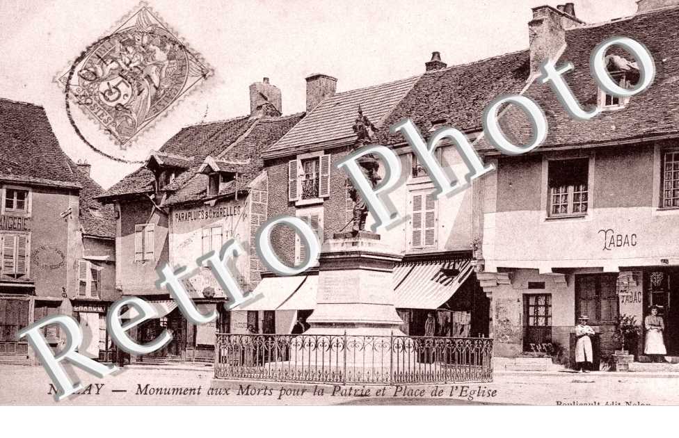Monument aux Morts et Place de l'Eglise