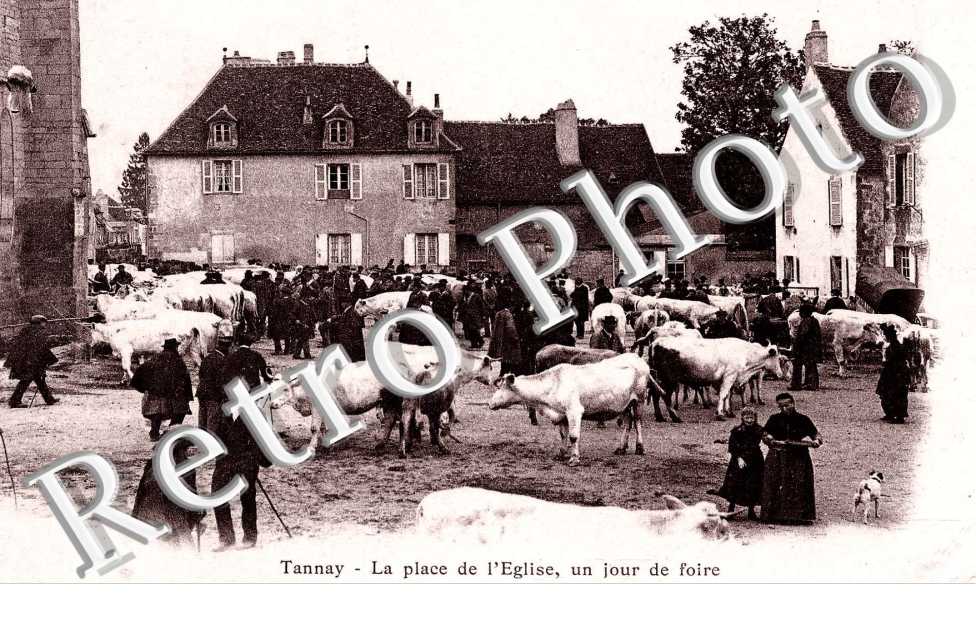 la Place de l'eglise un jour de foire