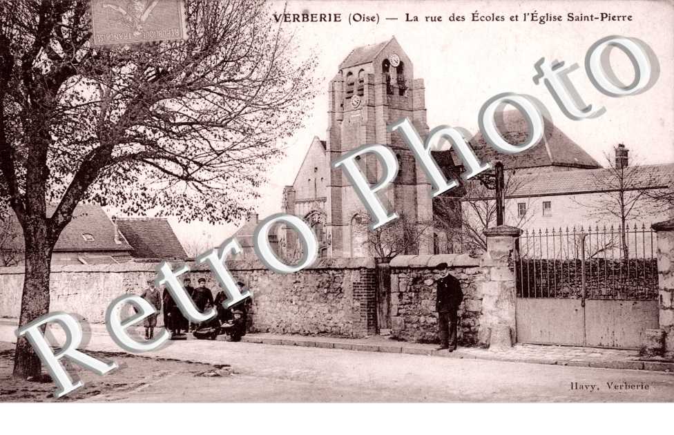 la rue des ecoles et l'eglise saint pierre