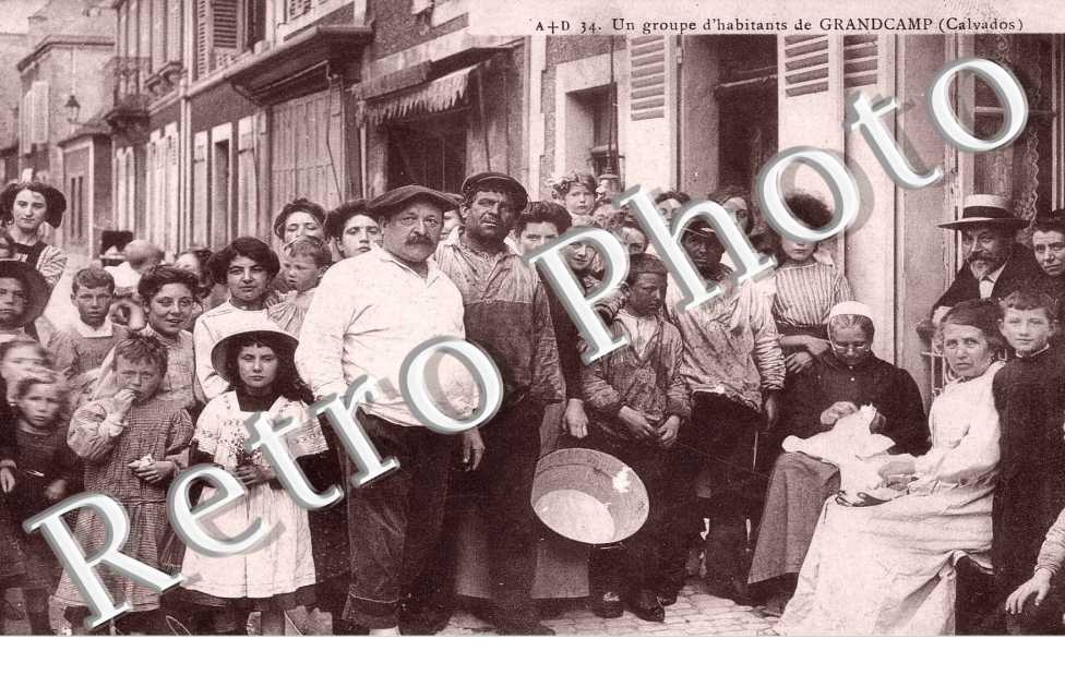 UN GROUPE D'HABITANTS a Grandcamps