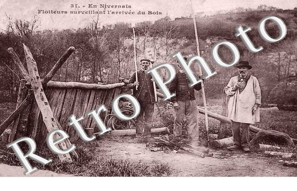 Flotteurs surveillant l'arrivee du bois