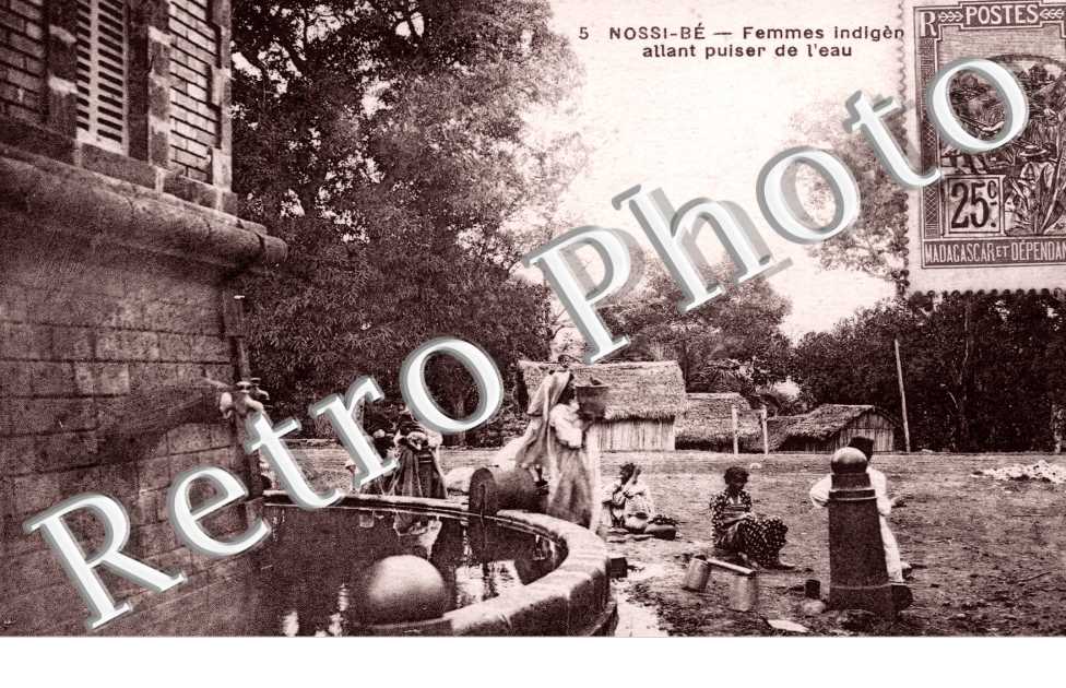 Femmes indigenes allant de l'eau