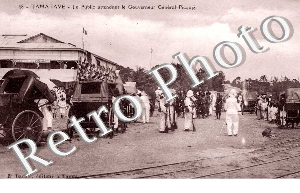 le Public attendant le Governeur General Picquie