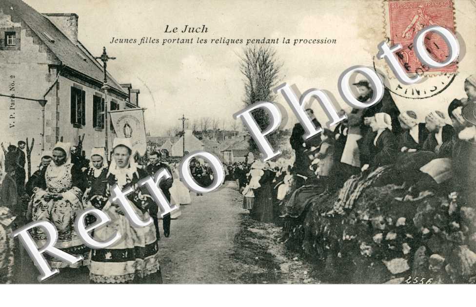 Jeunes Filles Portant les Reliques pendant la Procession