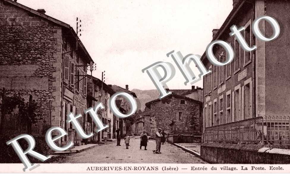entree du village. La Poste. Ecole.