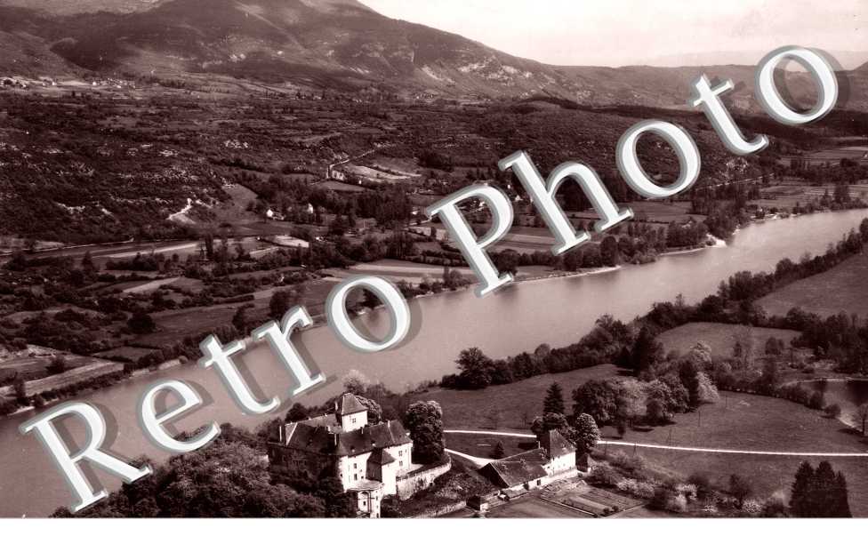 vue aerienne Le chateau de Merieu