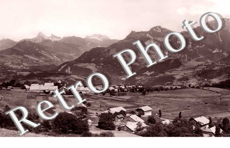 vue generale au fond, la Dent d'Oche