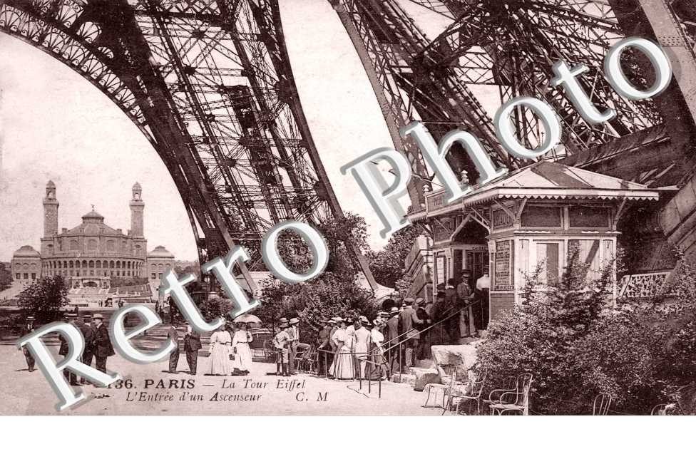 La Tour Eiffel, l'entree d'un Ascenseur