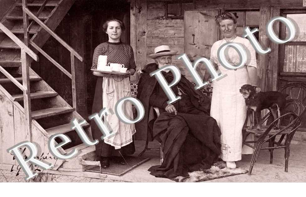Vieillard avec deux femmes