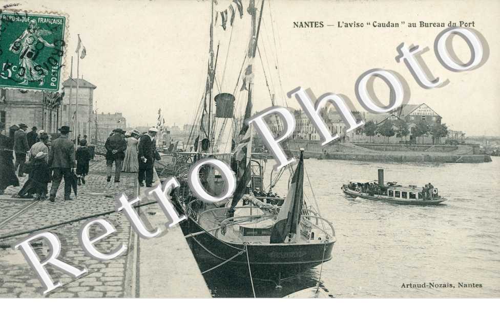 l'aviso " Caudan " au bureau du port