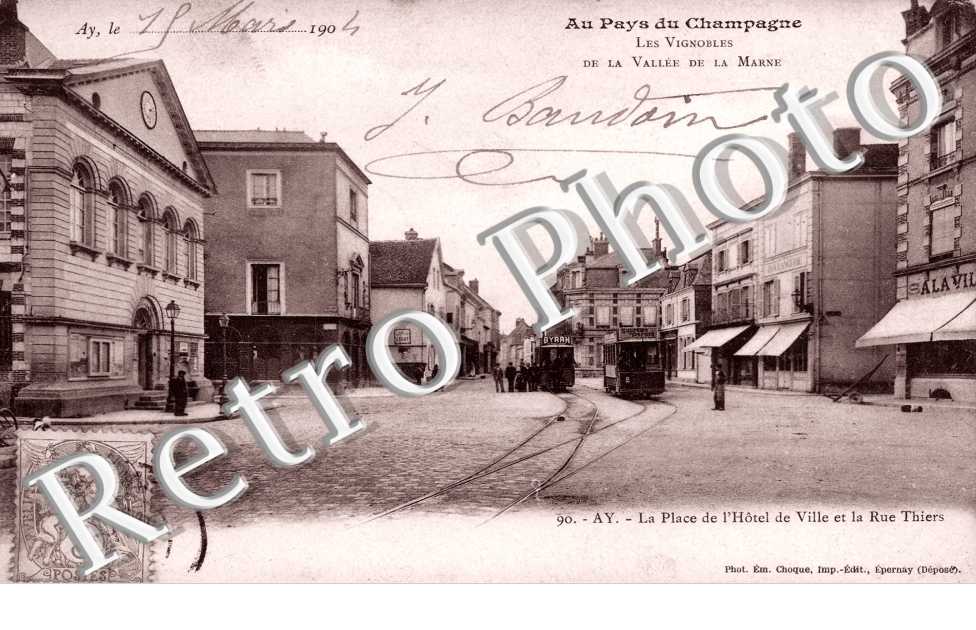 la place de l' hotel de ville et la rue Thiers