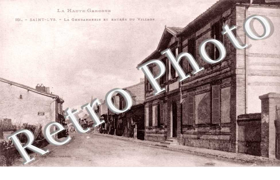 la gendarmerie et entree du village