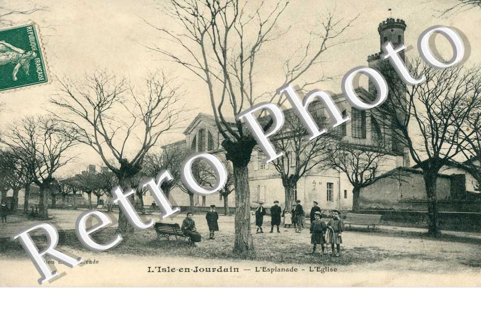 l'esplanade et l'eglise