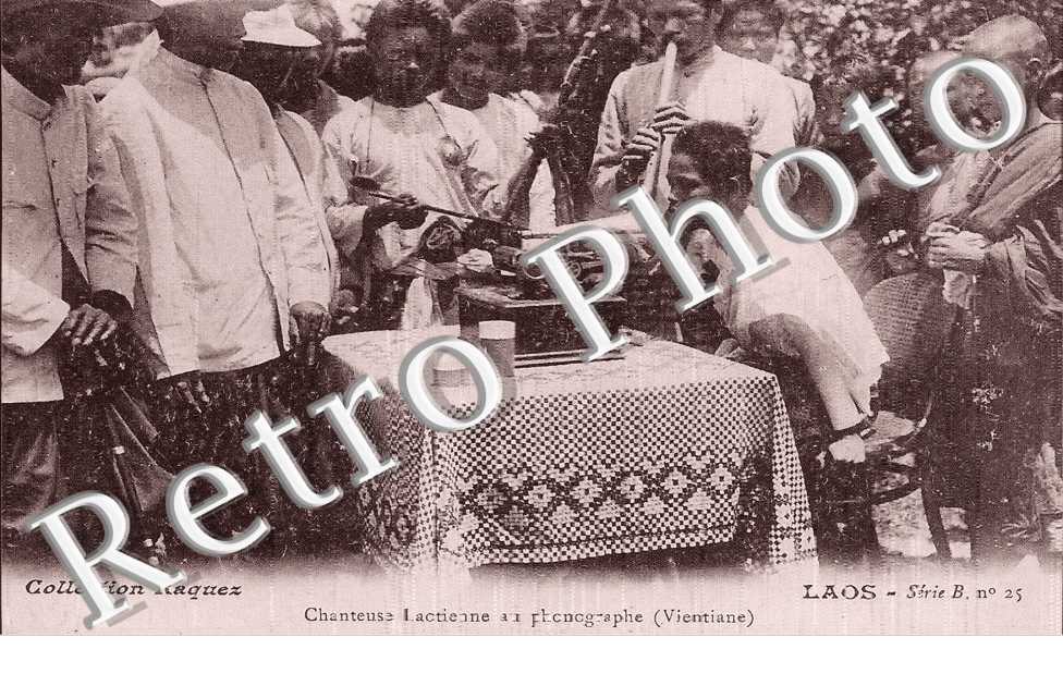 Chanteuse Laotienne au phonographe (Vientiane)