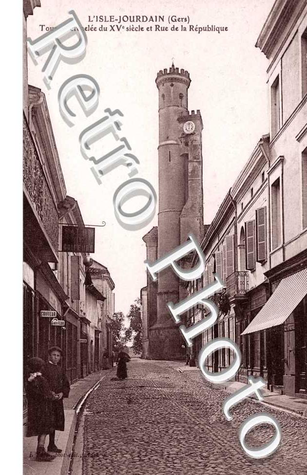 Tourelle crenelee du XVe siecle et rue de la Republique