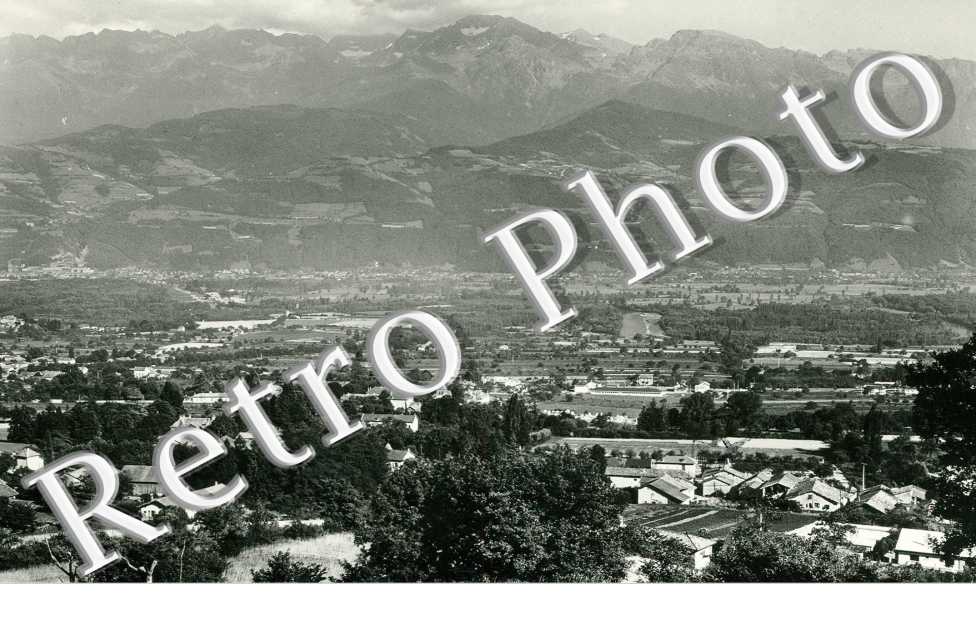 vue generale a droite le hameau du Mas Au fond, la Chaine de Belledonne