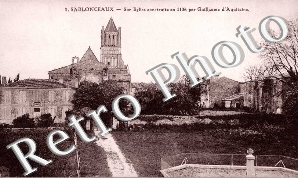 Son eglise construite en 1136 par Guillaume d'Aquitaine
