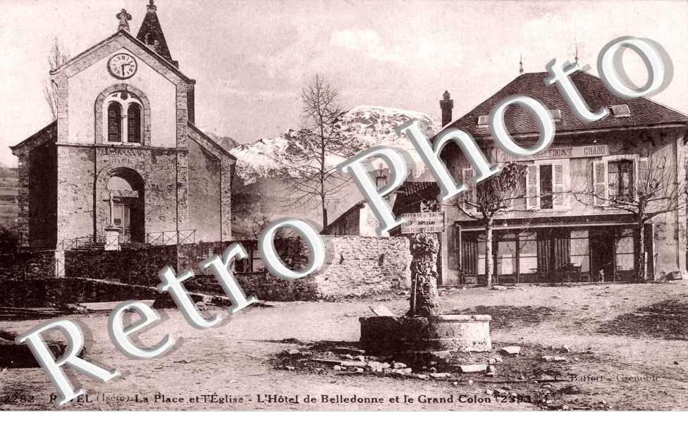 La place de l'église. L'Hôtel de Belledonne et le Grand Colon