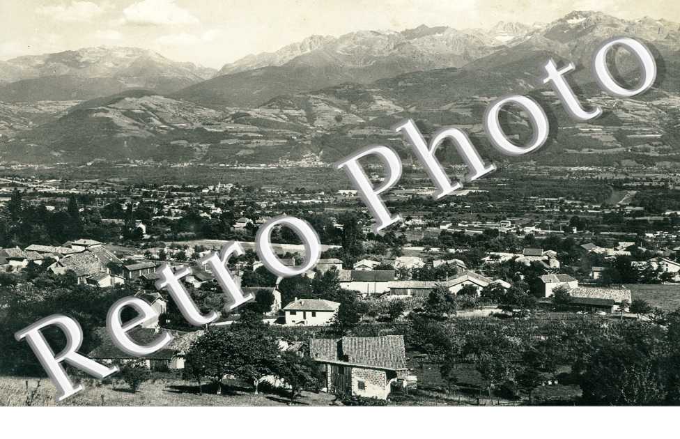 vue generale au premier plan, le hameau du Mas. Au fond, la chaine de Belledonne.