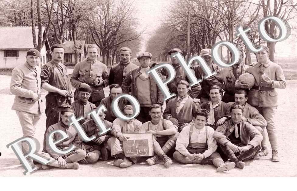 groupe de militaires à 4 jours de la classe le 28 avril 1927