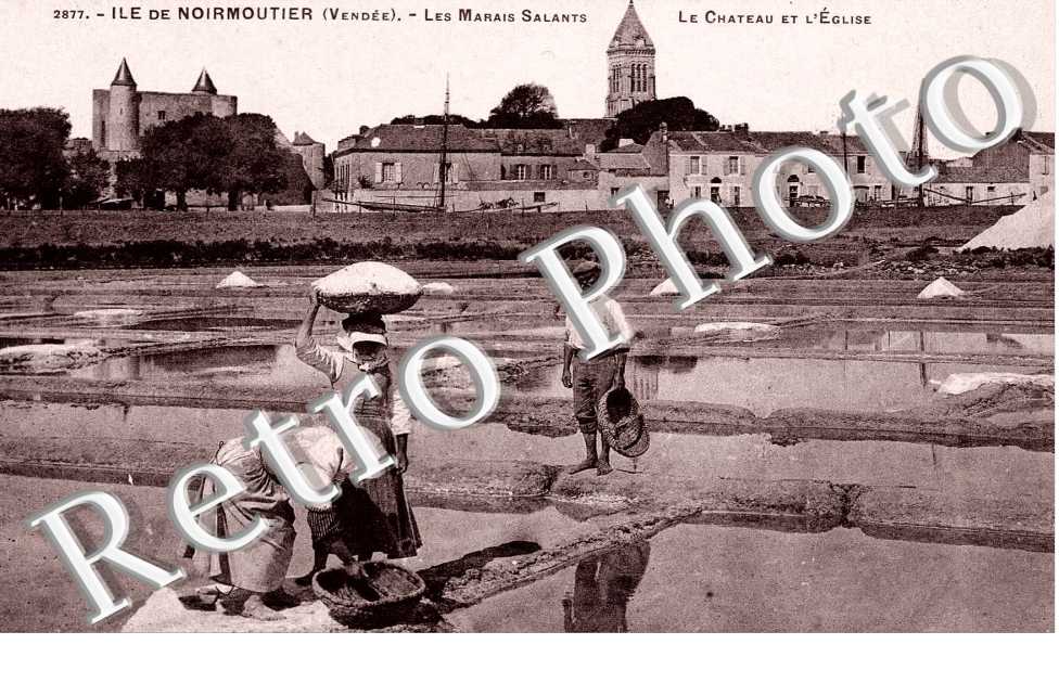 Le chateau et l'eglise Les marais salants