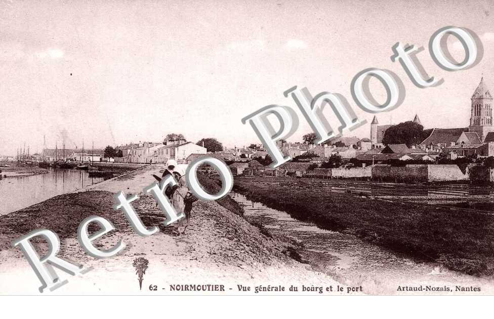 vue generale du bourg et le port