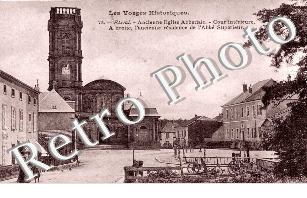 L'ancienne eglise Abbatiale. - cour interieure