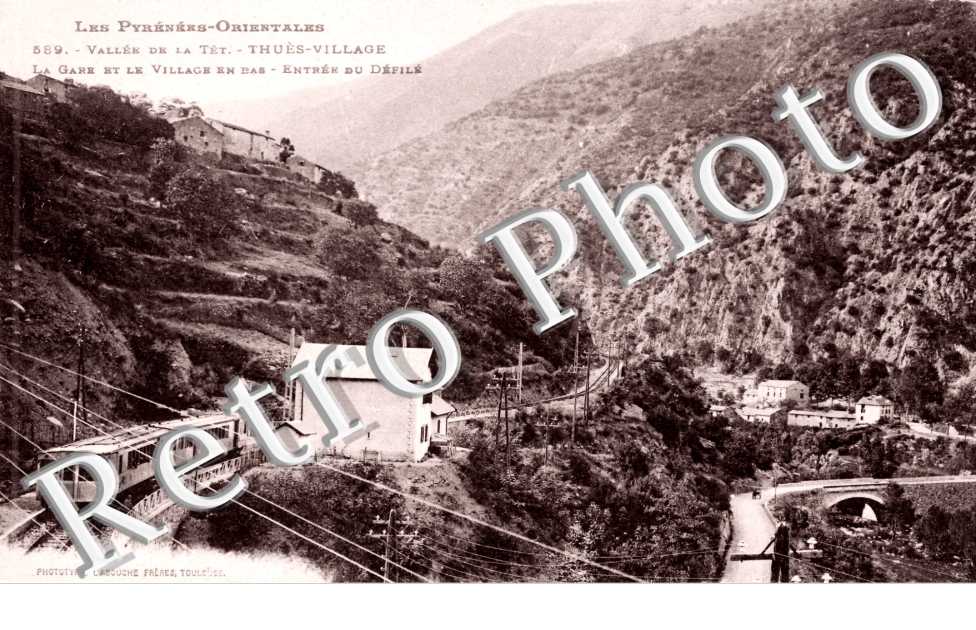 la gare et le village en bas. Entrée du défilé