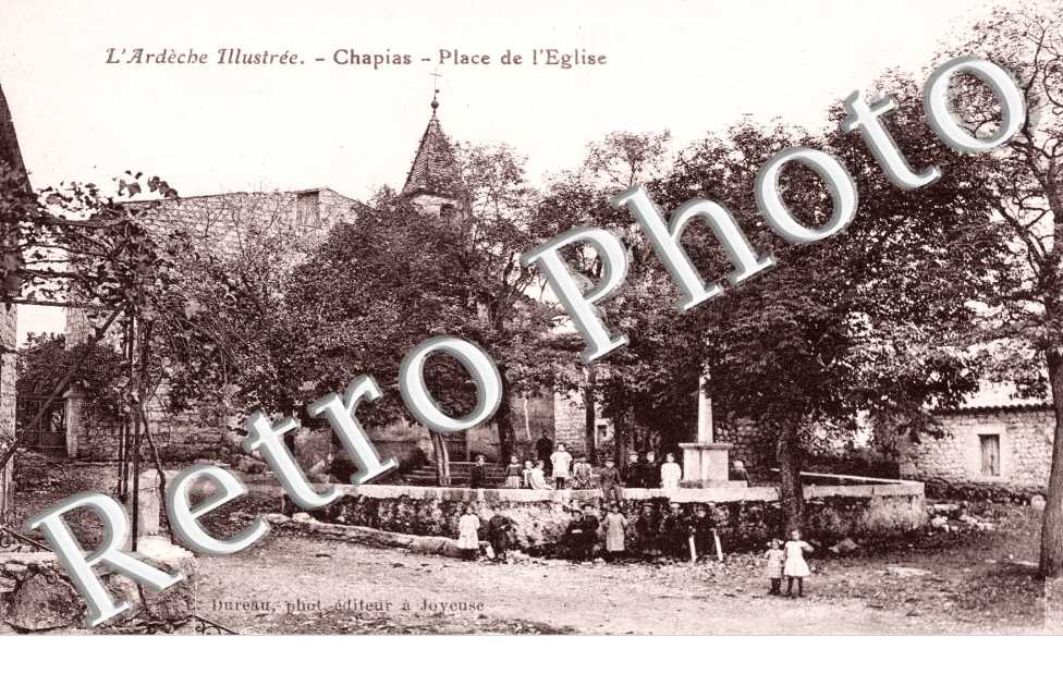 CHAPIAS la place de l'eglise