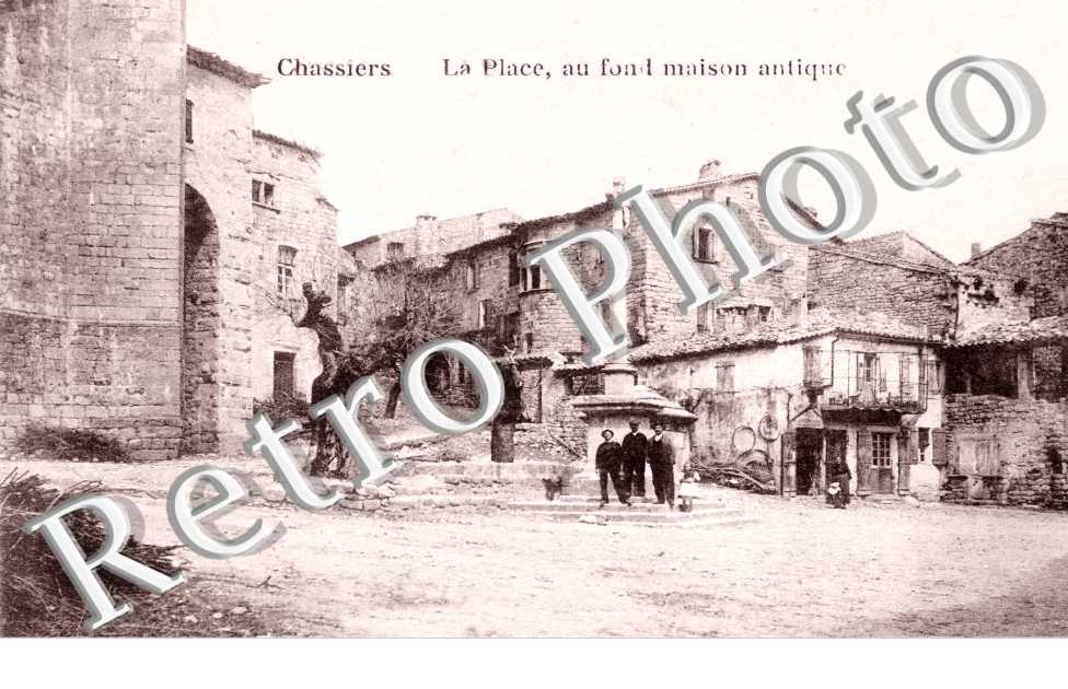 la Place, au fond maison antique