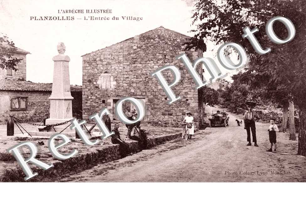 l'entrée du village