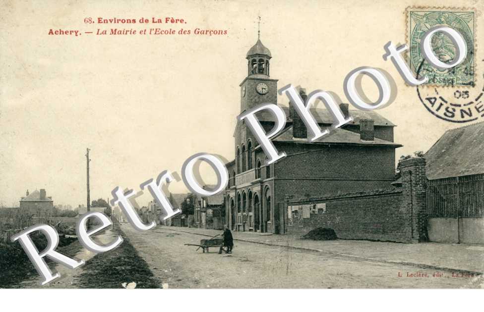 la Mairie et l'ecole des garcons