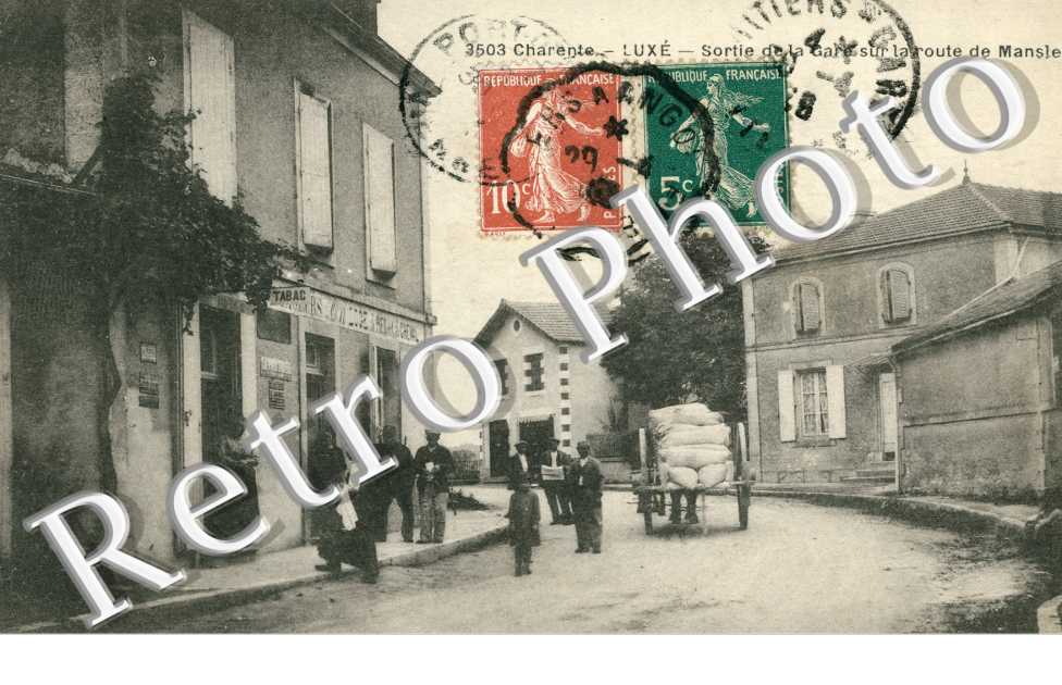 Sortie de la gare sur la route de Mansle