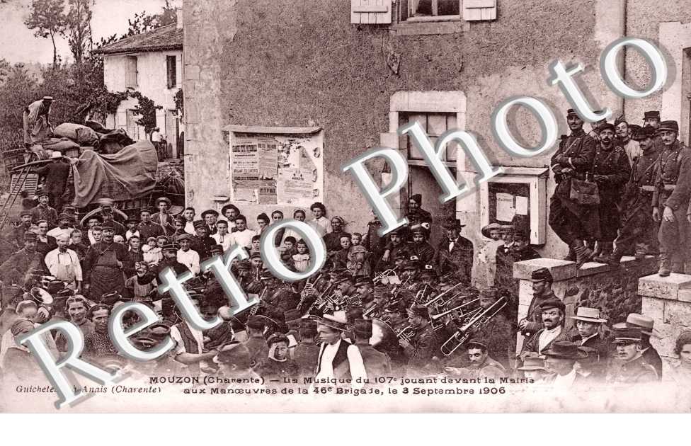 la Musique du 107eme jouant devant la mairie le 3 septembre 1906