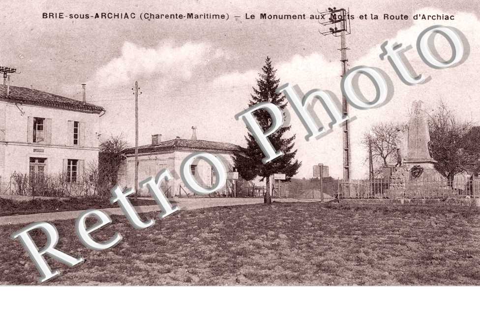 Le monument aux morts et la route d'Archiac