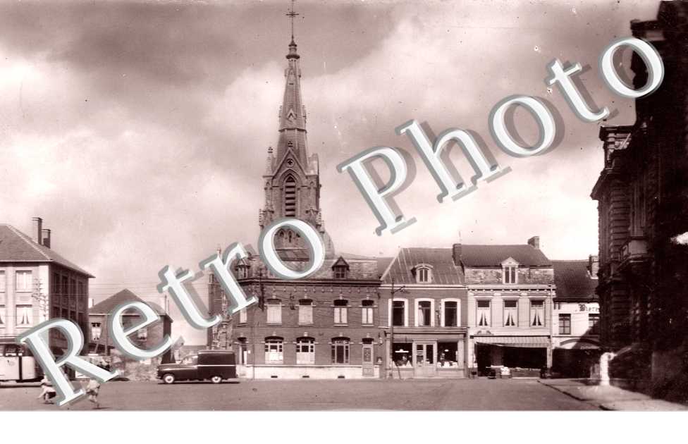 Vue sur la place et l'église