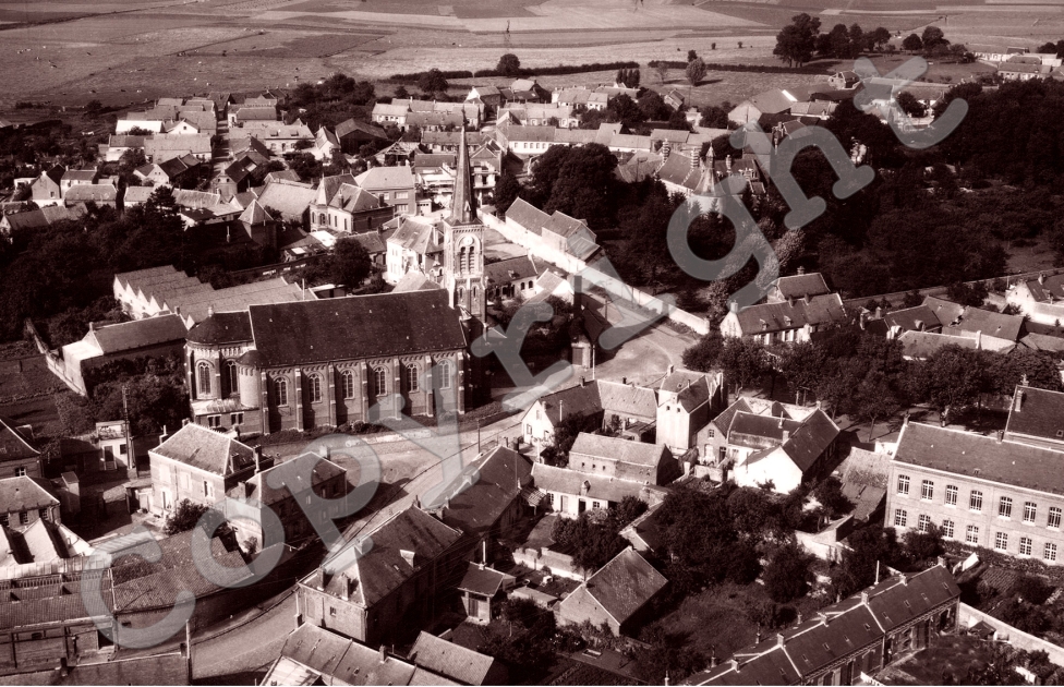 l'Eglise - Le Château - Vue Aérienne