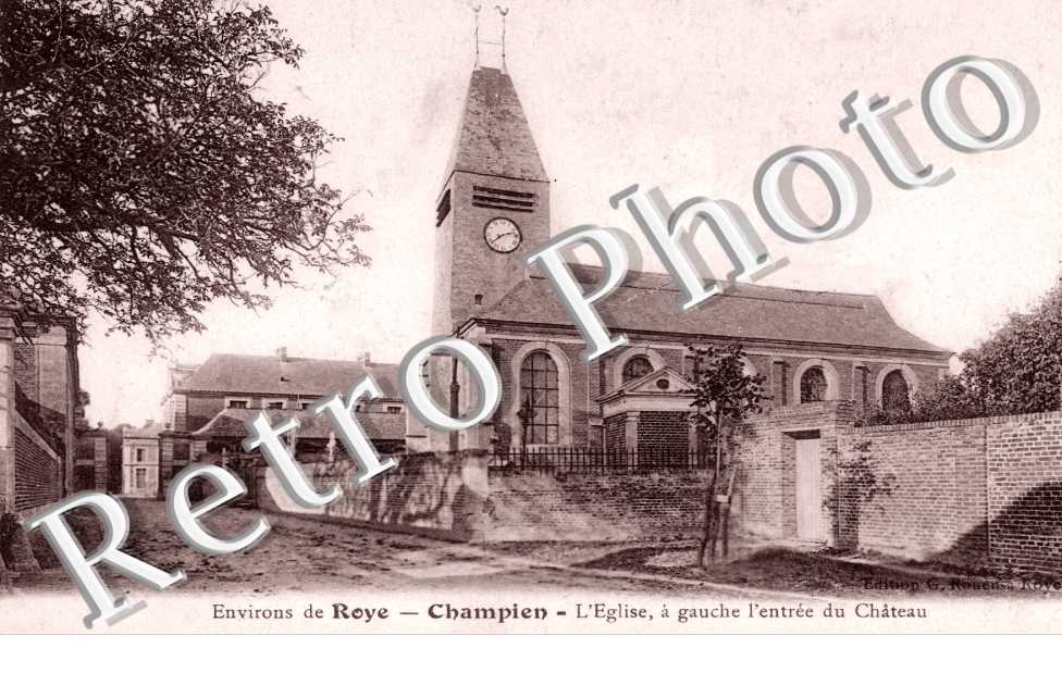 L'Eglise, à gauche l'entrée du Château