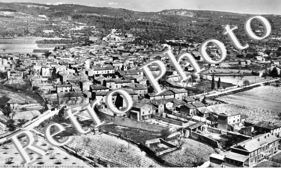 Le groupe scolaire et le village