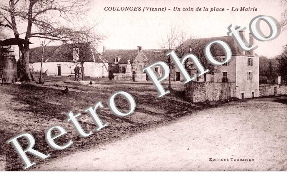 Un coin de la place  La mairie
