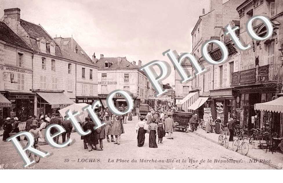 La place du marche au ble et la rue de la Republique