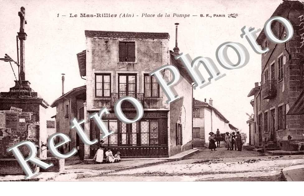 Le Mas-Rillier  Place de la pompe