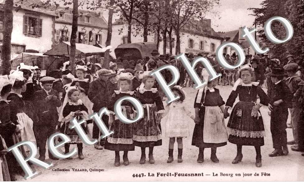 le bourg un jour de fete