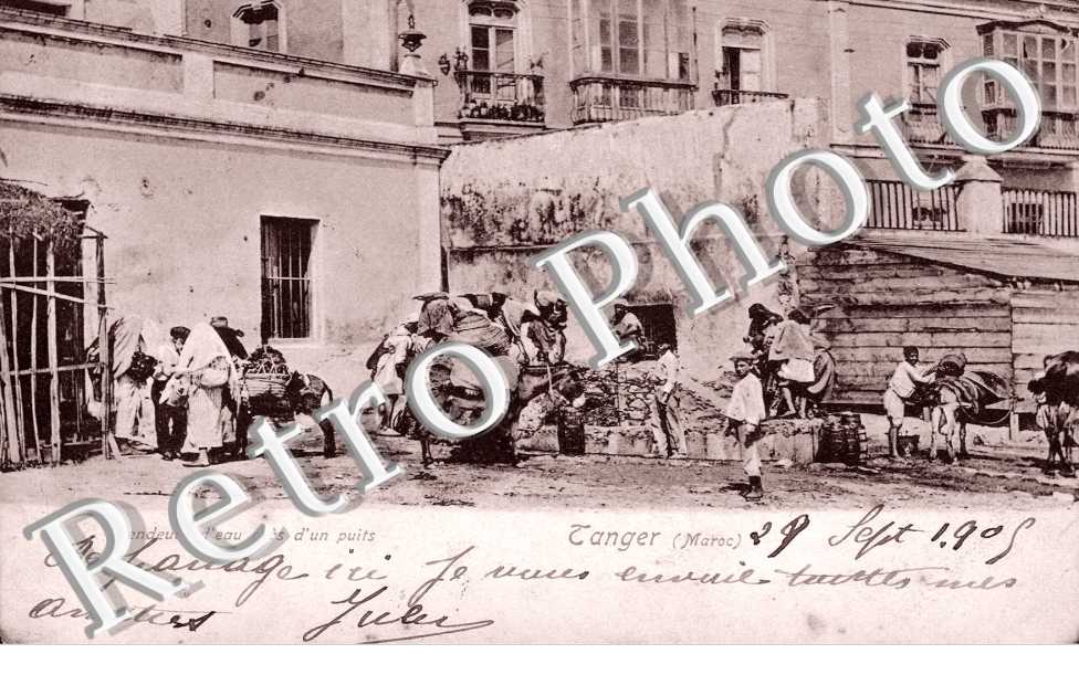 Vendeurs d'eau pres d'un puits