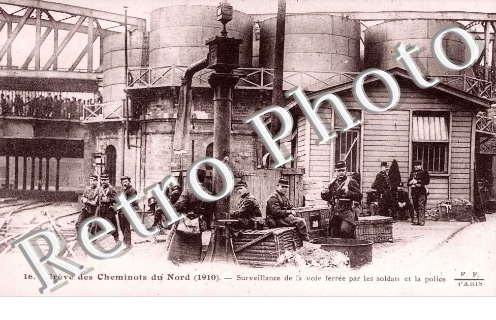 la greve des cheminots du Nord (1910) - Surveillance de la voie ferree par les soldats et la police