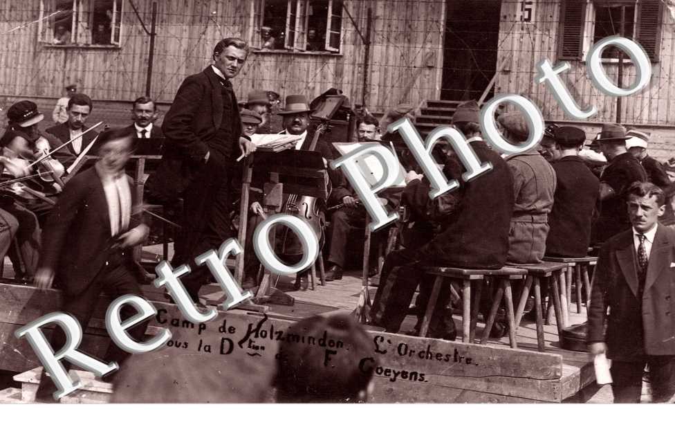 l'Orchestre sous la direction de F. Coeyens. au camp