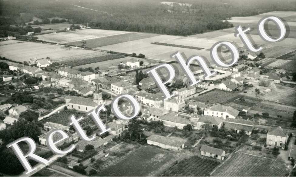 vue aerienne L'eglise et les arenes